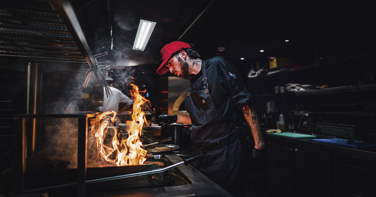 chef cocinando con llamas FIRE