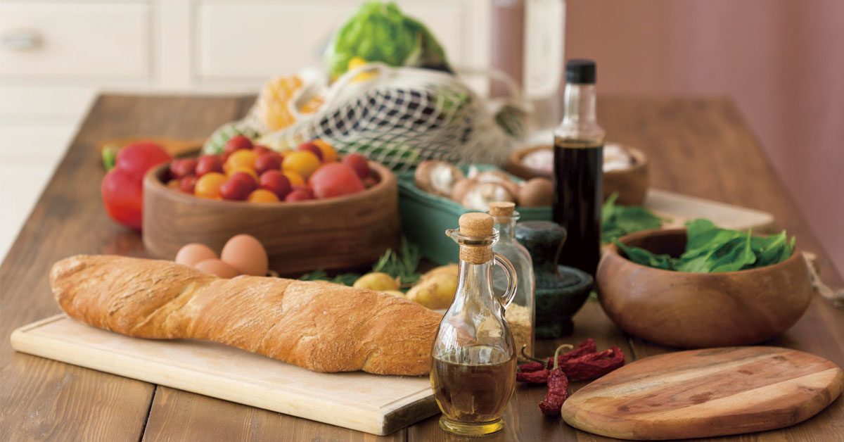 ingredientes cocina mediterranea sobre la mesa