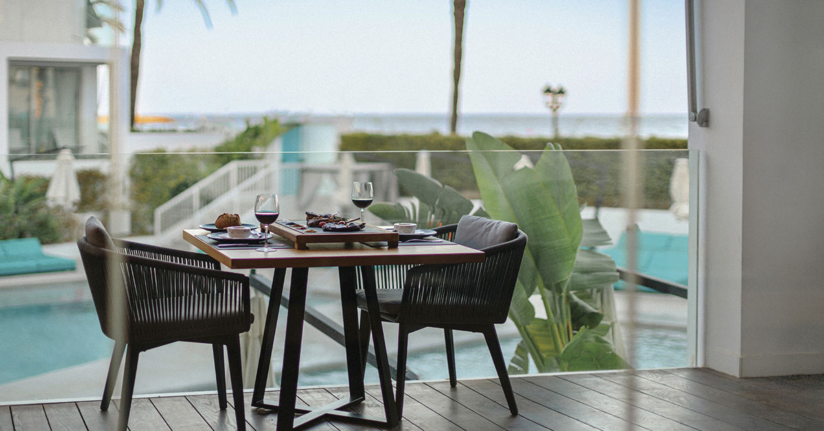 Mesa servida con piscina y mar de fondo en FIRE