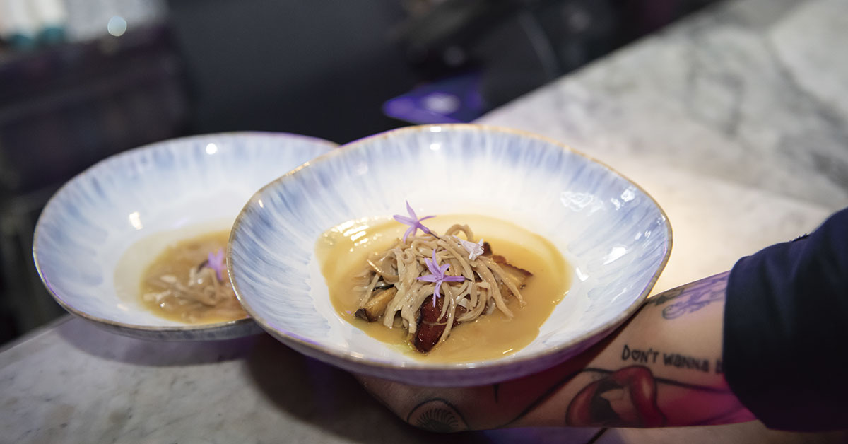 Plato servido durante la cena Estrellas contra el cáncer