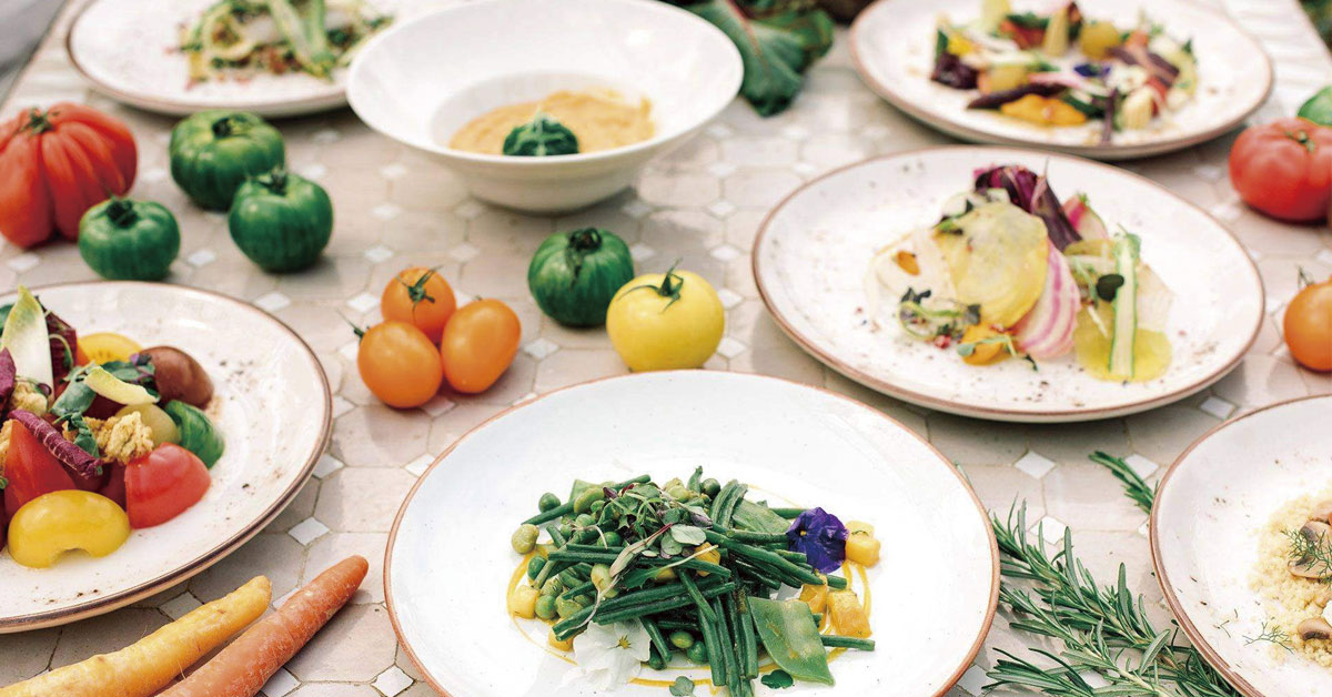 platos de comida mediterranea en una mesa de atzaro