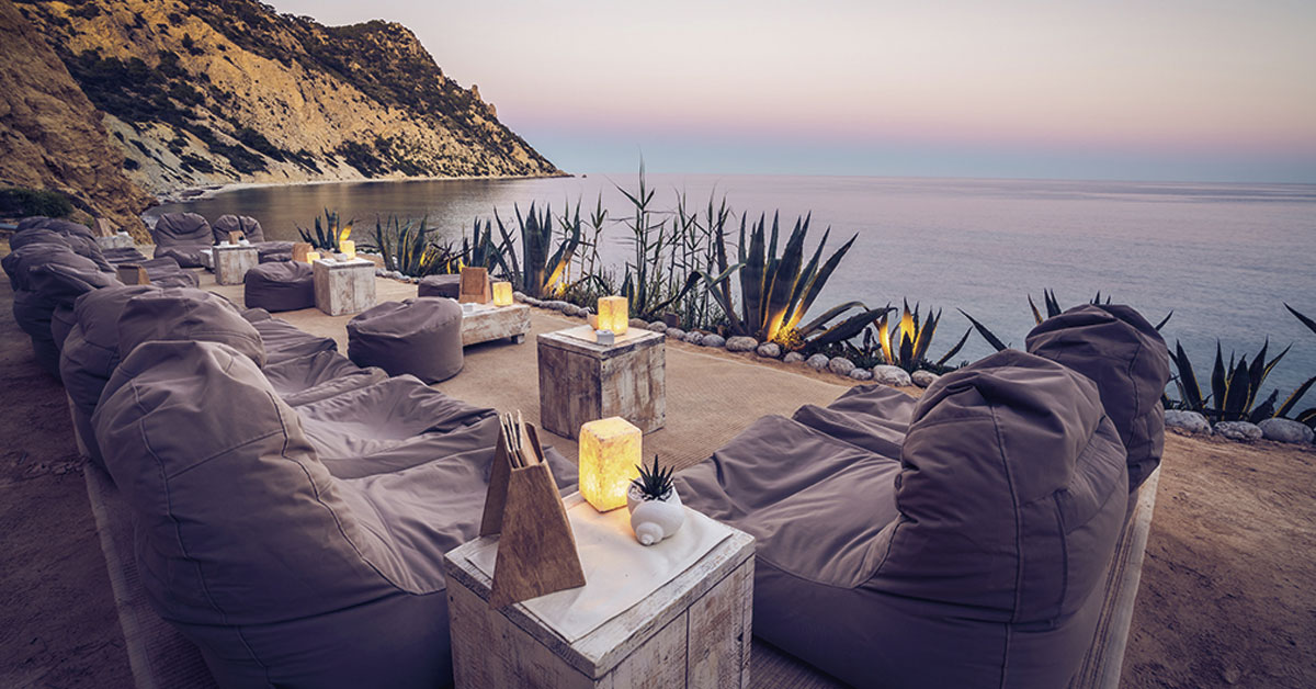 sillones en restaurante de playa