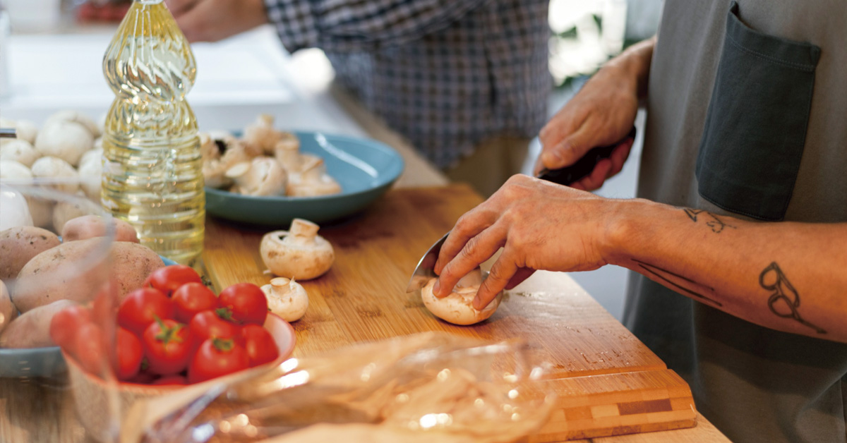 adultos cocinando en taller de cocina