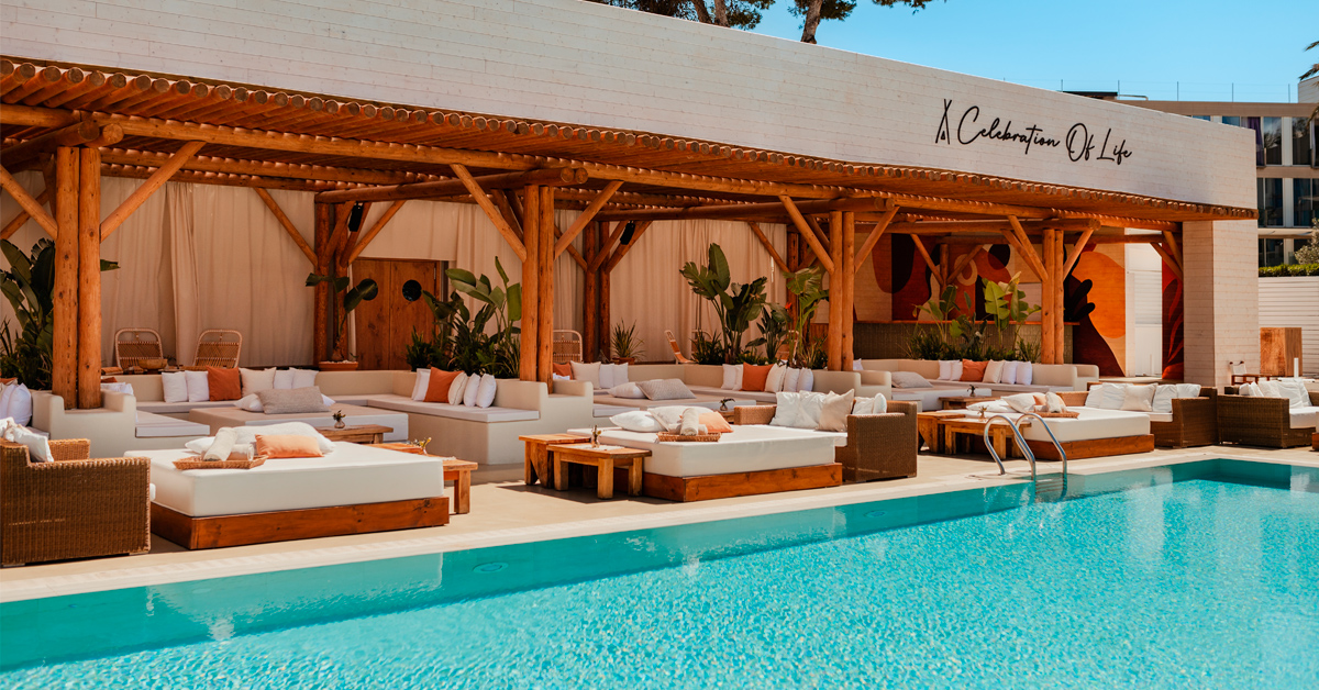 nikki beach ibiza tumbonas piscina