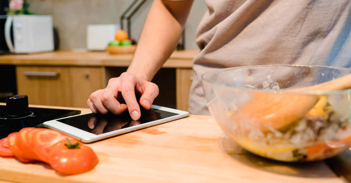 persona mirando receta en tablet