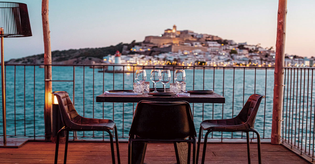 roto ibiza mesa con dalt vila de fondo