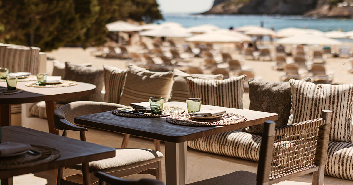 Restaurant de platja amb vista a la mar