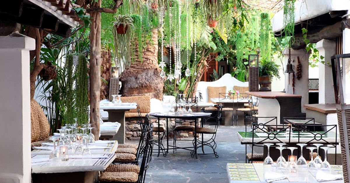 Terraza jardín del restaurante La Brasa, en Ibiza