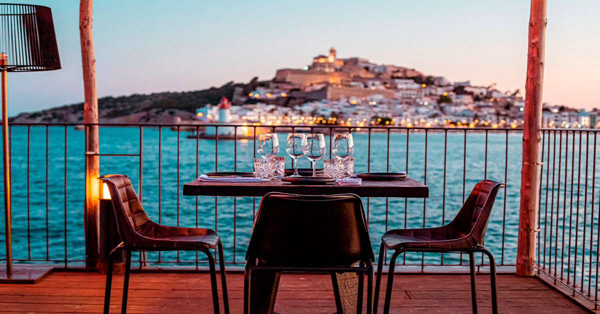 Roto is a restaurant overlooking the sea in Ibiza.
