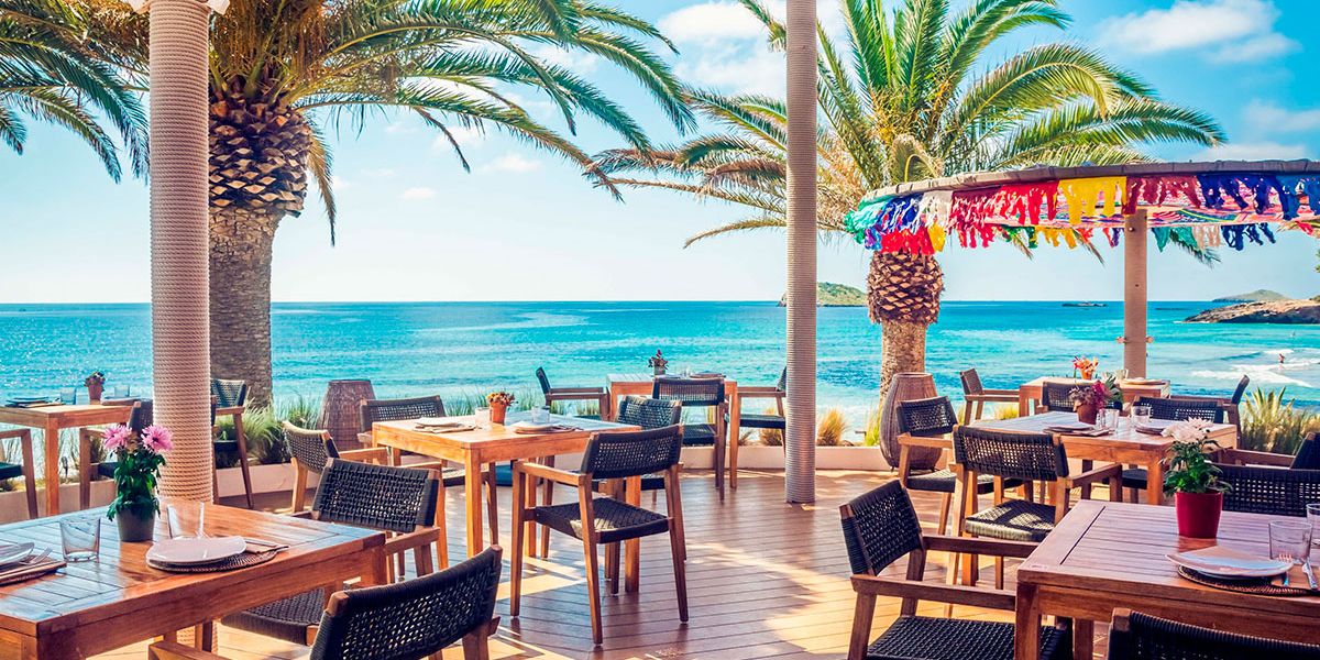 Platos frescos y atrevidos a pie de playa en Aiyanna Ibiza